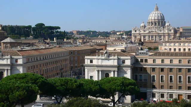 Die Porta Santa San Pietro, die Via della Conciliazione und der Petersdom im Vatikan Die Porta Santa San Pietro, die Via della Conciliazione und der Petersdom im Vatikan