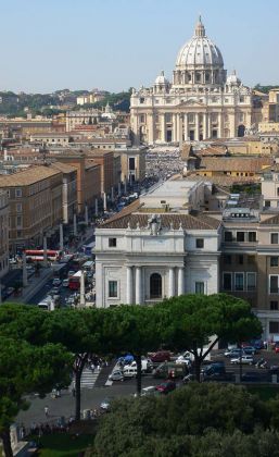 Die Porta Santa San Pietro, die Via della Conciliazione und der Petersdom im Vatikan Die Porta Santa San Pietro, die Via della Conciliazione und der Petersdom im Vatikan
