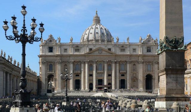 Der Petersplatz mit dem Vatikanischen Obelisk und dem Petersdom, der Basilica di San Pedro im Vatikan Der Petersplatz mit dem Vatikanischen Obelisk und dem Petersdom, der Basilica di San Pedro im Vatikan
