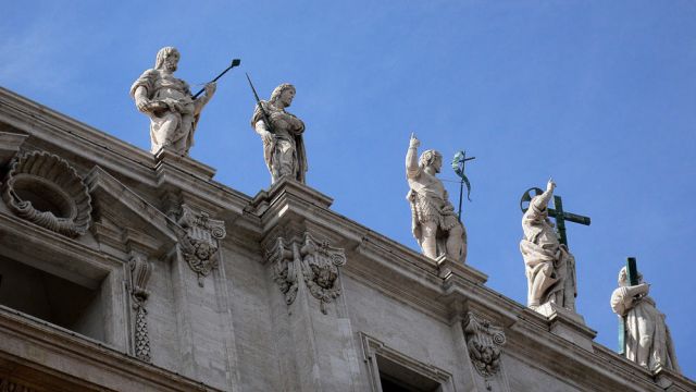 Basilica di San Pedro, der Petersdom im Vatikan - die Statuen von Christus und den Aposteln auf der Fassade Basilica di San Pedro, der Petersdom im Vatikan - die Statuen von Christus und den Aposteln auf der Fassade