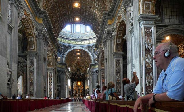 Vatikan - Basilica di San Pedro, der Petersdom, eine Innenansicht Vatikan - Basilica di San Pedro, der Petersdom, eine Innenansicht