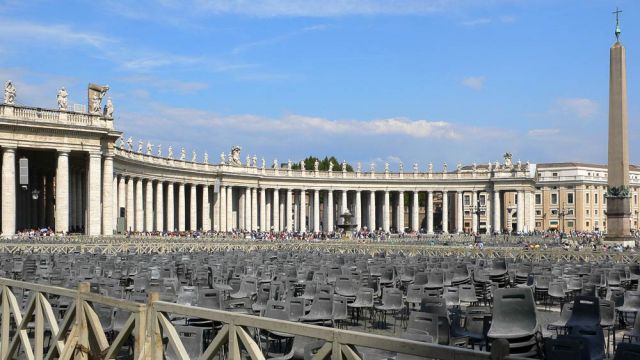 Piazza San Pedro, der Petersplatz - die Kollonaden mit dem Vatikanischen Obelisk Piazza San Pedro, der Petersplatz - die Kollonaden mit dem Vatikanischen Obelisk