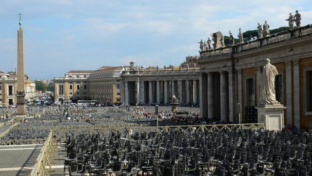 Piazza San Pedro, der Petersplatz - die Kollonaden mit dem Vatikanischen Obelisk Piazza San Pedro, der Petersplatz - die Kollonaden mit dem Vatikanischen Obelisk