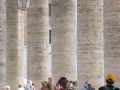 Piazza San Pedro - unter den Kollonaden des Petersplatzes im Vatikan