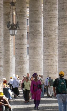 Piazza San Pedro - unter den Kollonaden des Petersplatzes im Vatikan Piazza San Pedro - unter den Kollonaden des Petersplatzes im Vatikan