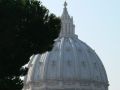 Blick vom Giardino Quadrato in den Vatikanischen Museen auf die Kuppel des Petersdomes 