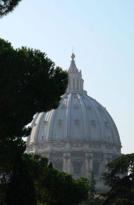 Blick vom Giardino Quadrato in den Vatikanischen Museen auf die Kuppel des Petersdomes Blick vom Giardino Quadrato in den Vatikanischen Museen auf die Kuppel des Petersdomes