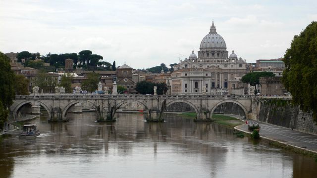 Die Ponte Vittorio Emanuele II über den Tiber mit der Kuppel des Petersdomes Die Ponte Vittorio Emanuele II über den Tiber mit der Kuppel des Petersdomes