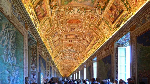 Vatikanische Museen - Museumsgang mit Deckenmalereien