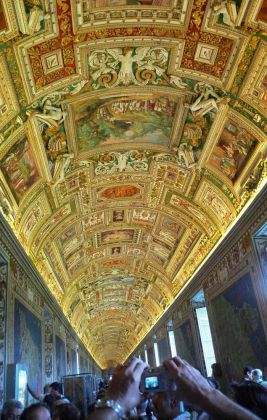 Vatikanische Museen - Museumsgang mit Deckenmalereien