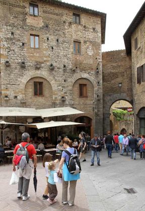 San Gimignano - Piazza della Cisterna San Gimignano - Piazza della Cisterna