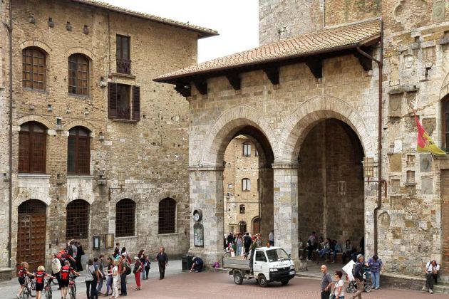 Comune di San Gimignano - das Rathaus an der Piazza del Duomo Comune di San Gimignano - das Rathaus an der Piazza del Duomo
