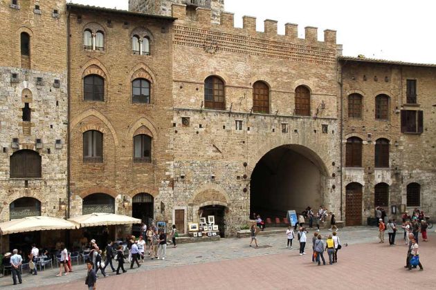 Comune di San Gimignano - das Rathaus an der Piazza del Duomo Comune di San Gimignano - das Rathaus an der Piazza del Duomo
