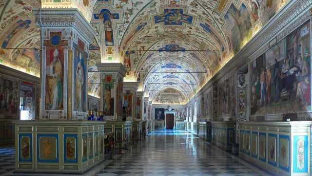Die Bibliothek in den Vatikanischen Museen im Vatikan, Rom - Salone Sistino, Musei Vaticani Die Bibliothek in den Vatikanischen Museen im Vatikan, Rom - Salone Sistino, Musei Vaticani