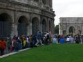 Touristen am Kolosseum und der Triumphbogen des Konstantin in Rom