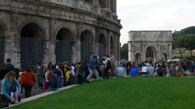 Touristen am Kolosseum und der Triumphbogen des Konstantin in Rom