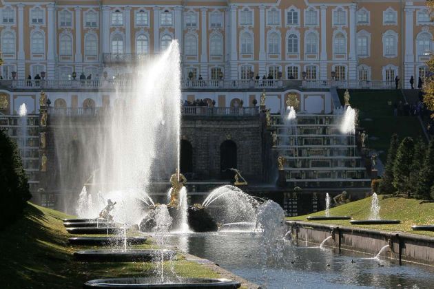 Peterhof bei St. Petersburg, Russland Peterhof bei St. Petersburg, Russland