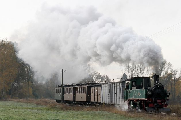 Der Traditionszug der Traditionsbahn Radebeul e. V. - Sächsische IV K, Volldampf vor Bärsdorf Der Traditionszug der Traditionsbahn Radebeul e. V. - Sächsische IV K, Volldampf vor Bärsdorf