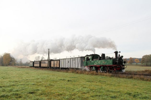 Der Traditionszug der Traditionsbahn Radebeul e. V. - Sächsische IV K, Volldampf vor Bärsdorf Der Traditionszug der Traditionsbahn Radebeul e. V. - Sächsische IV K, Volldampf vor Bärsdorf