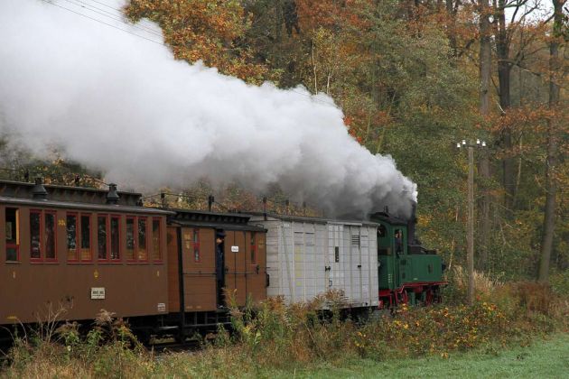 Der Traditionszug der Traditionsbahn Radebeul e. V. - Sächsische IV K, Volldampf vor Bärsdorf Der Traditionszug der Traditionsbahn Radebeul e. V. - Sächsische IV K, Volldampf vor Bärsdorf