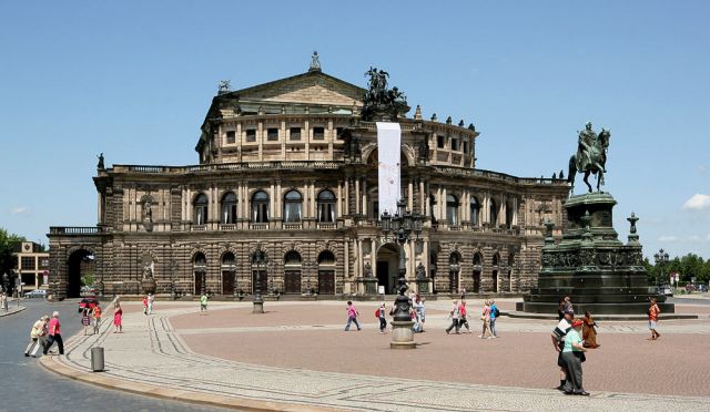 Der Theaterplatz mit der Semperoper und dem König Johann Denkmal in Dresden