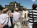 Ein Stadtführer in historischer Kleidung auf dem Theaterplatz vor der Semperoper - Dresden