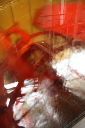 Vortrieb, die Seitenschaufeln des Personendampfers Pirna in voller Aktion Vortrieb, die Seitenschaufeln des Personendampfers Pirna in voller Aktion