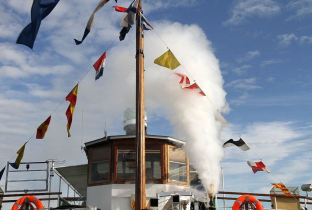 Personendampfer Pirna über alle Toppen geflaggt - eine Sonderfahrt der Sächsischen Dampfschiffahrt Dresden Personendampfer Pirna über alle Toppen geflaggt - eine Sonderfahrt der Sächsischen Dampfschiffahrt Dresden