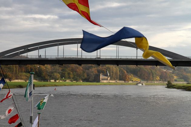 Die moderne Waldschlösschenbrücke über die Elbe im Süden Dresdens Die moderne Waldschlösschenbrücke über die Elbe im Süden Dresdens