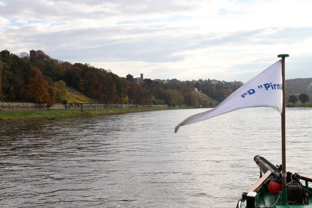 Das Dresdner Elbtalufer und der Bug des Personendampfers Pirna - Sächsische Dampfschiffahrt, Dresden Das Dresdner Elbtalufer und der Bug des Personendampfers Pirna - Sächsische Dampfschiffahrt, Dresden