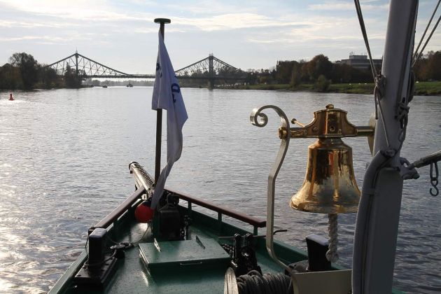 Der Bug des Personendampfers Pirna vor der berühmten Dresdner Brücke, das Blaue Wunder Der Bug des Personendampfers Pirna vor der berühmten Dresdner Brücke, das Blaue Wunder