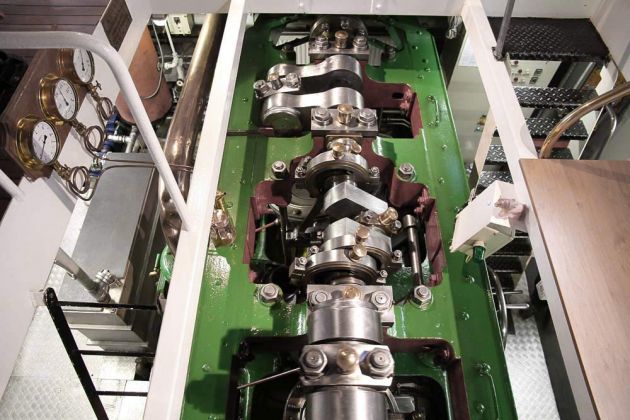 Im Maschinenraum des Personendampfers Pirna, die Kurbelwelle Im Maschinenraum des Personendampfers Pirna, die Kurbelwelle