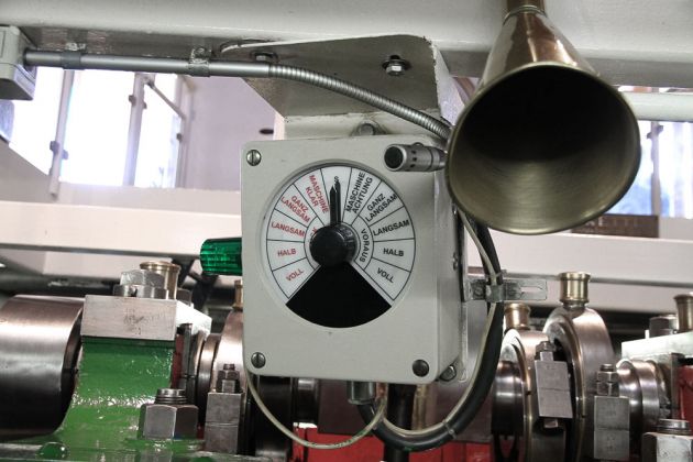 Der Maschinen-Telegraf im Maschinenraum des Personendampfers Pirna Der Maschinen-Telegraf im Maschinenraum des Personendampfers Pirna