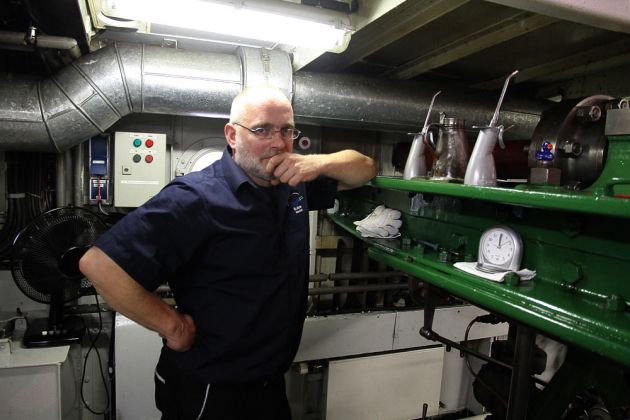 Der Maschinist im Maschinenraum des Personendampfers Pirna Der Maschinist im Maschinenraum des Personendampfers Pirna