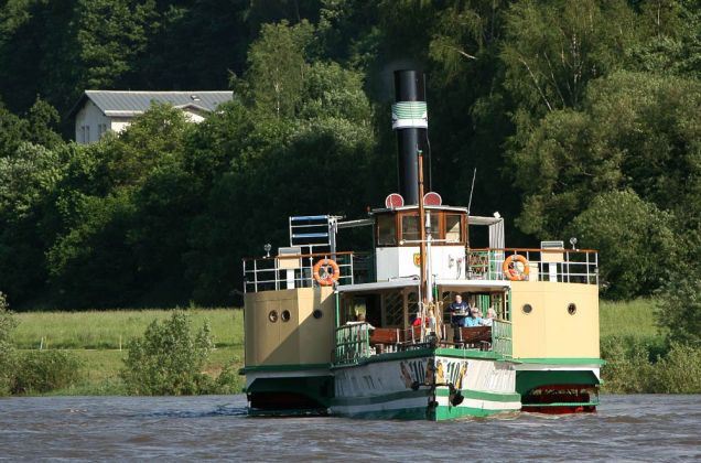 der Personendampfer Pirna von vorn - vor Bad Schandau in der Sächsischen Schweiz der Personendampfer Pirna von vorn - vor Bad Schandau in der Sächsischen Schweiz