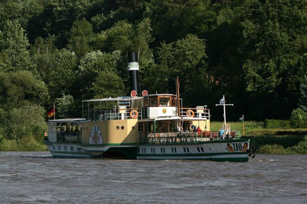 der Personendampfer Pirna auf der Elbe vor Bad Schandau in der Sächsischen Schweiz der Personendampfer Pirna auf der Elbe vor Bad Schandau in der Sächsischen Schweiz