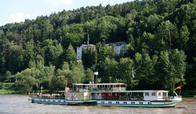 der Personendampfer Pirna auf der Elbe vor Bad Schandau in der Sächsischen Schweiz der Personendampfer Pirna auf der Elbe vor Bad Schandau in der Sächsischen Schweiz