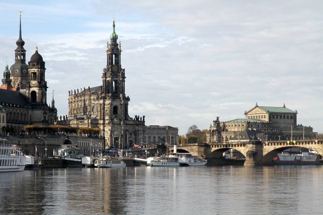 Dresden-Panorama an der Elbe - Residenzschloss, die barocke Hofkirche und die Semperoper