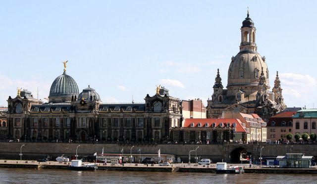 Das Elbufer in Dresden - die Akademie der bildenden Künste mit der Frauenkirche