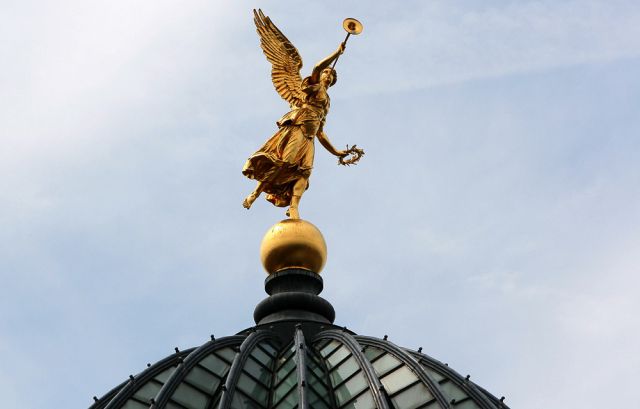 Die Glaskuppel der Akademie der bildenden Künste mit der vergoldeten Fama-Figur - Dresden