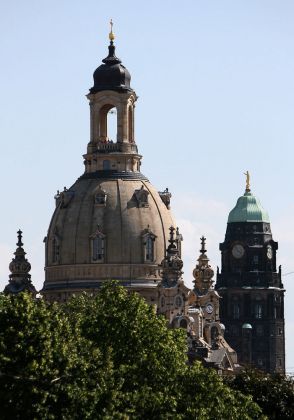 Die Kuppel der Frauenkirche und der Dresdner Rathausturm