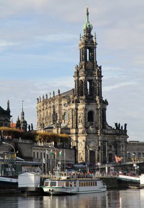 Die barocke katholische Hofkirche am Schloßplatz in Dresden