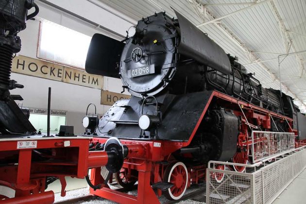 Die 03 098 von Borsig, Baujahr 1933 - eine leichte Schnellzug-Dampflokomotive der Baureihe 03 - Liller Halle, Technikmuseum Speyer Die 03 098 von Borsig, Baujahr 1933 - eine leichte Schnellzug-Dampflokomotive der Baureihe 03 - Liller Halle, Technikmuseum Speyer