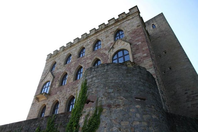 Die neugotische Fassade des Hambacher Schlosses oberhalb von Hambach, einem Ortsteil von Neustadt an der Weinstrasse Die neugotische Fassade des Hambacher Schlosses oberhalb von Hambach, einem Ortsteil von Neustadt an der Weinstrasse