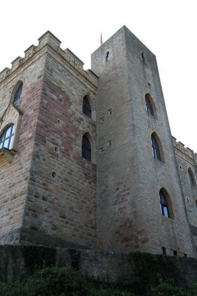 Die Zinnen und der staufische Bergfried des Hambacher Schlosses oberhalb von Hambach, einem Ortsteil von Neustadt an der Weinstrasse Die Zinnen und der staufische Bergfried des Hambacher Schlosses oberhalb von Hambach, einem Ortsteil von Neustadt an der Weinstrasse