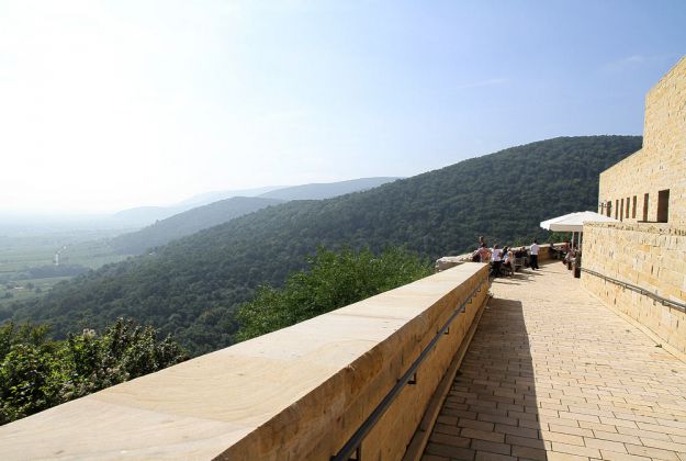 Das Hambacher Schloss in der Pfalz - der Ausblick von der neu erbauten Terrasse nach Süden auf die Hänge des Pfälzer Waldes Das Hambacher Schloss in der Pfalz - der Ausblick von der neu erbauten Terrasse nach Süden auf die Hänge des Pfälzer Waldes