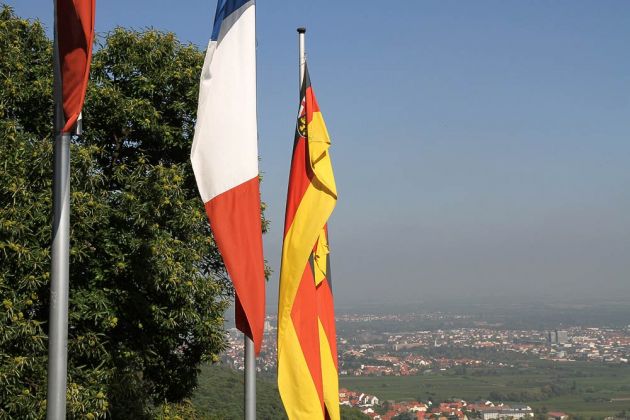Der Blick vom Hambacher Schloss in der Pfalz auf die Stadt Neustadt an der Weinstrasse Der Blick vom Hambacher Schloss in der Pfalz auf die Stadt Neustadt an der Weinstrasse