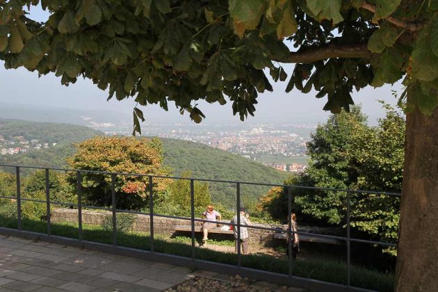 Der Blick vom Hambacher Schloss in der Pfalz auf die Stadt Neustadt an der Weinstrasse Der Blick vom Hambacher Schloss in der Pfalz auf die Stadt Neustadt an der Weinstrasse