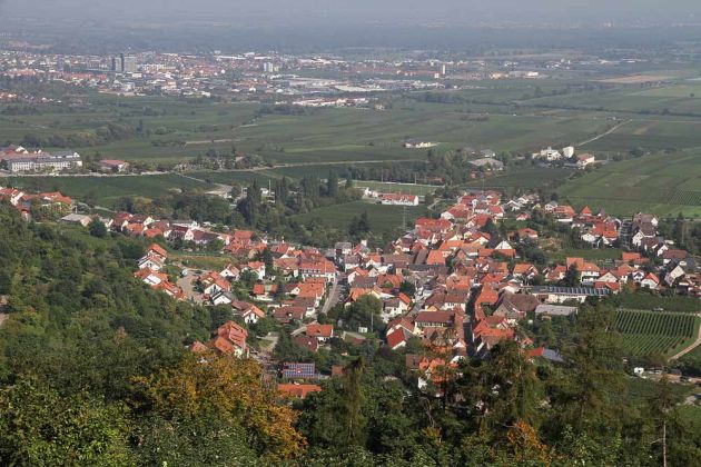 Das Weindorf Hambach, ein Ortsteil von Neustadt an der Weinstrasse, unterhalb des Hambacher Schlosses in der Pfalz Das Weindorf Hambach, ein Ortsteil von Neustadt an der Weinstrasse, unterhalb des Hambacher Schlosses in der Pfalz