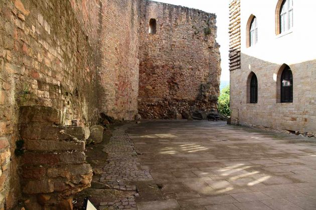 Das Hambacher Schloss in der Pfalz oberhalb von Hambach, einem Ortsteil von Neustadt an der Weinstrasse Das Hambacher Schloss in der Pfalz oberhalb von Hambach, einem Ortsteil von Neustadt an der Weinstrasse